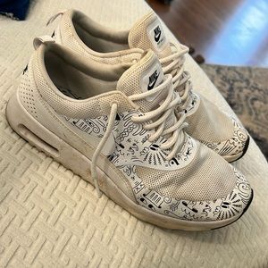 My favorite go-to. Well loved but could use a wash. Size 10-fits more like a 9.5